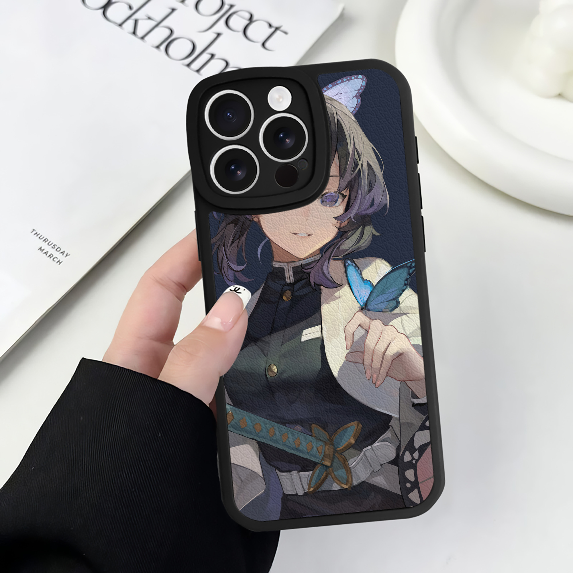（画像用） 鬼滅の刃（きめつのやいば）蟲柱-胡蝶 しのぶ／こちょう しのぶ Kochou Shinobu 【iPhone 16シリーズ対応】シリコンスマホケース（レザー調） 材質：シリコン